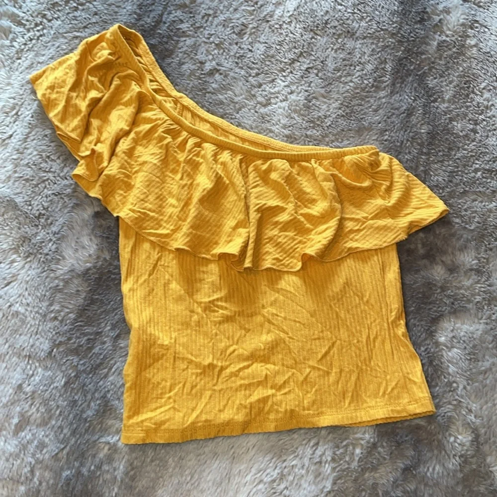 Yellow Off-Shoulder Ruffle Top ☀️ - Picture 2 of 3